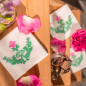 Preview: Paviot, Serviette, Trianon vert, weiß bedruckt mit Wiesenblumen, rosa, grün style